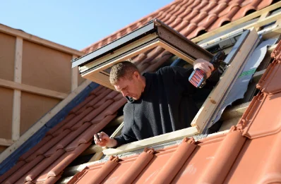 Pose de fenêtres de toit Velux à Chargé